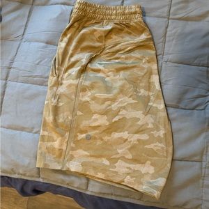 Lulu Camo Shorts (Medium)